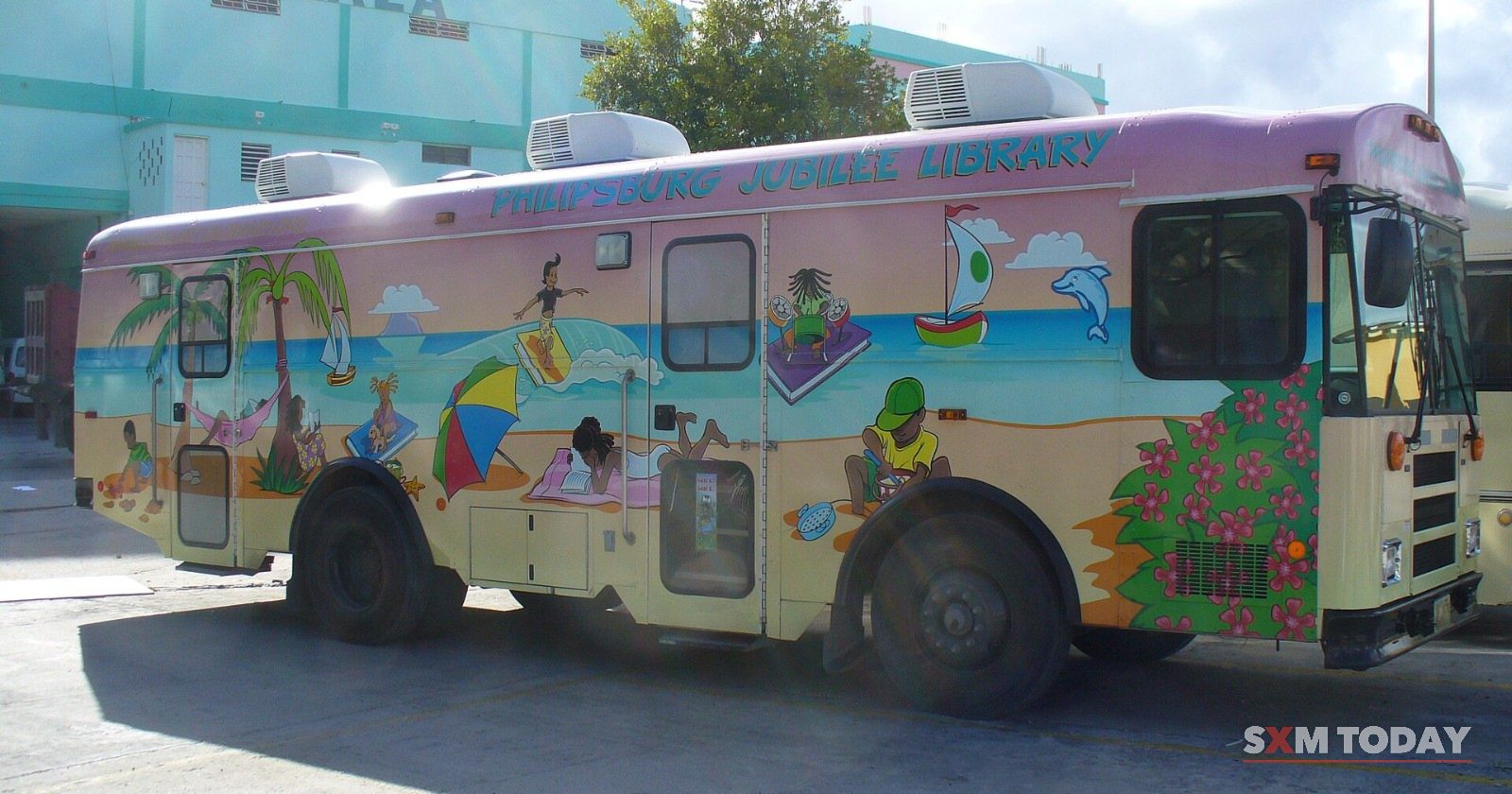 The Philipsburg Jubilee Library’s mobile library bus, painted with a beach scene.