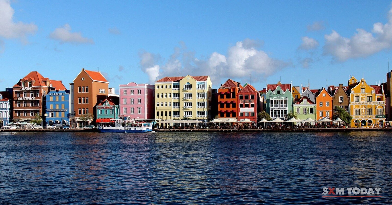 The row of colourful Dutch-style buildings along the Handelskade waterfront in Willemstad, Curaçao.