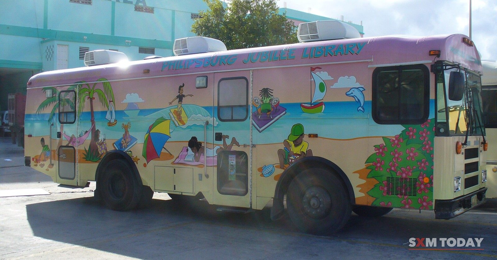The Philipsburg Jubilee Library’s mobile library bus, painted with a beach scene.